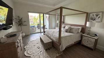 4 soverom, skrivebord, strykejern/-brett og reiseseng for barn