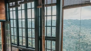 Hytte – superior | Oppholdsområde | En 32-tommers smart-TV med digitale kanaler samt TV og Netflix