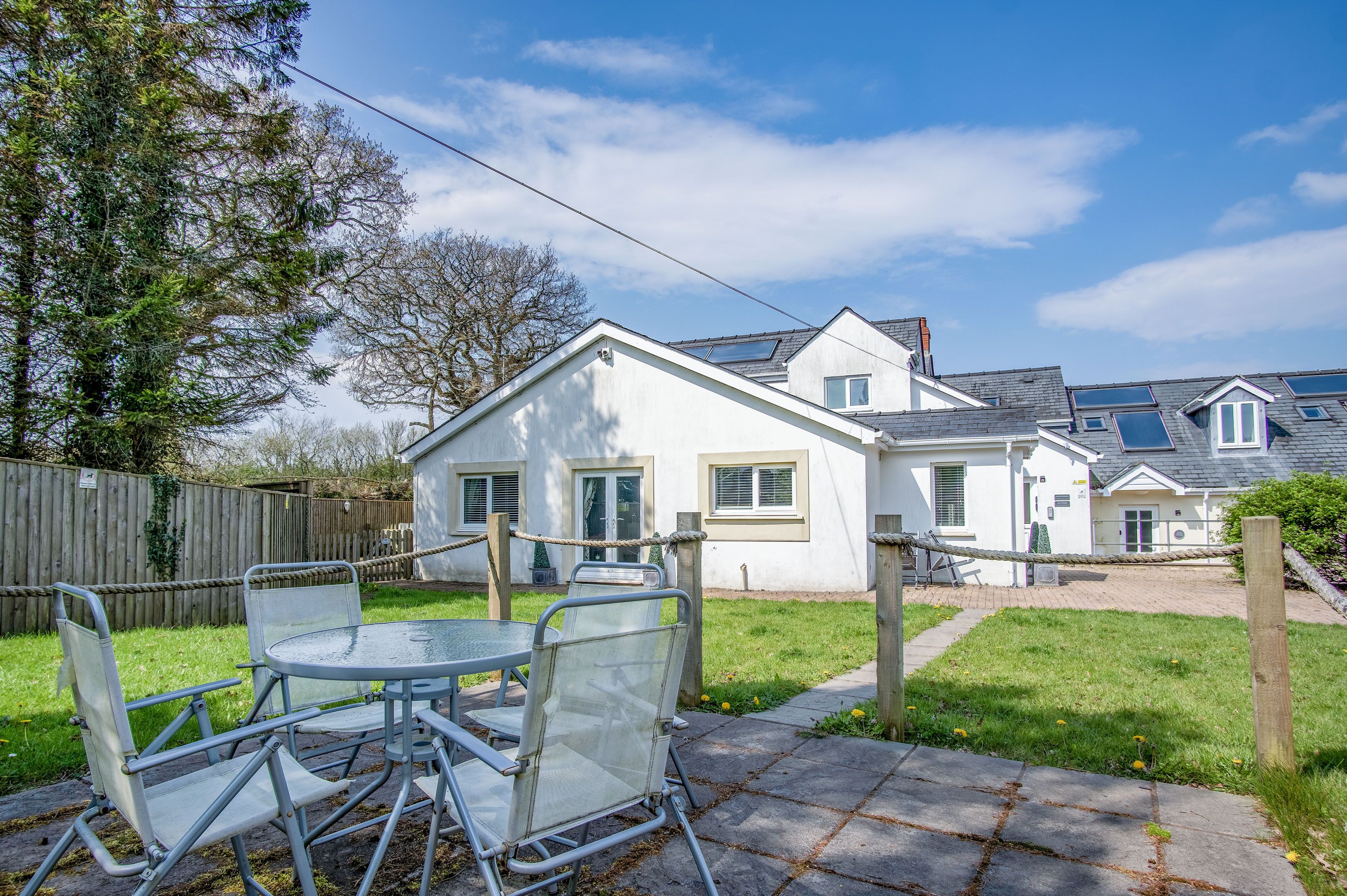 Sunflower Apartment - 2 Bed Apartment - Redberth