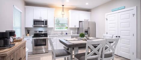 Refrigerador, microondas, horno y parrilla de estufa