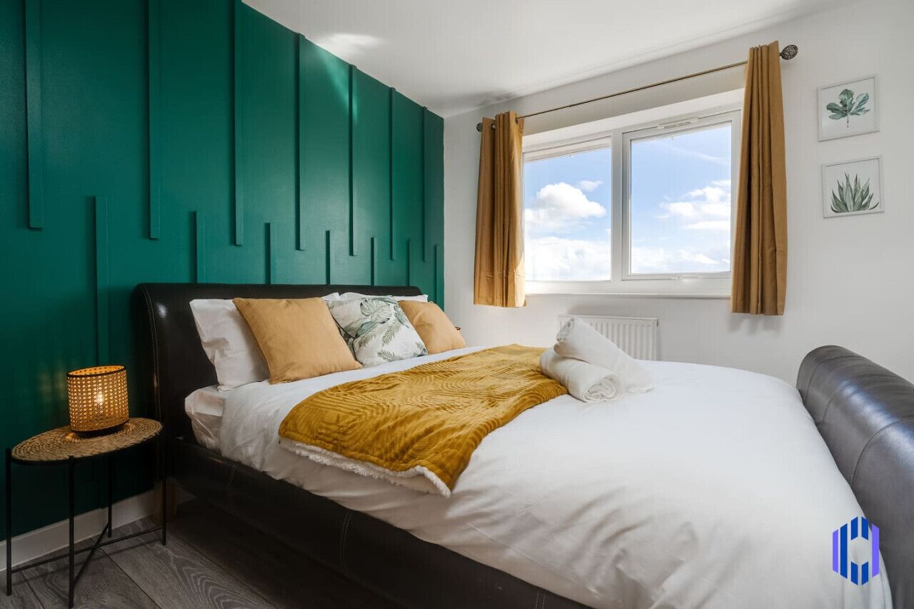 1 King Bedroom - Full beddings, linens, towel included. - Power Socket by the bed - Comfortably heated room - Strong wifi - Extra linen can be provided on request.