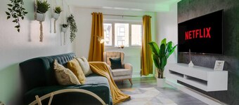 Spacious 5 BR Home Nr Etihad Stadium - Pool Table