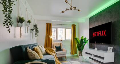 Spacious 5 BR Home Nr Etihad Stadium - Pool Table