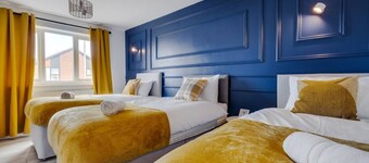 Spacious 5 BR Home Nr Etihad Stadium - Pool Table