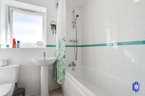 Hair dryer, towels - Spacious 5 BR Home Nr Etihad Stadium - Pool Table (Openshaw)