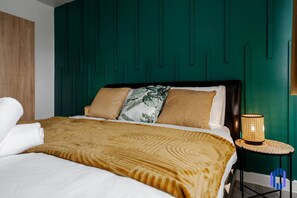 5 chambres, bureau, fer et planche à repasser, lit de bébé portatif