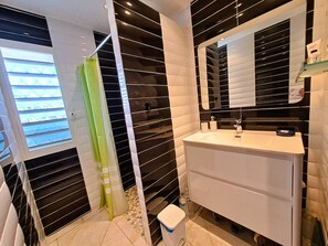Douche, séchoir à cheveux, serviettes fournies, papier de toilette