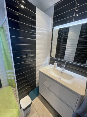 Shower, hair dryer, towels, toilet paper - Terrace apartment on St Francois Marina with swimming pool (St Francois)