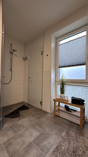Dusch, hårtork, handdukar och toalettpapper