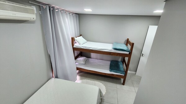 Chambre familiale, salle de bain privée | Fer et planche à repasser, accès au Wi-Fi (inclus), literie fournie