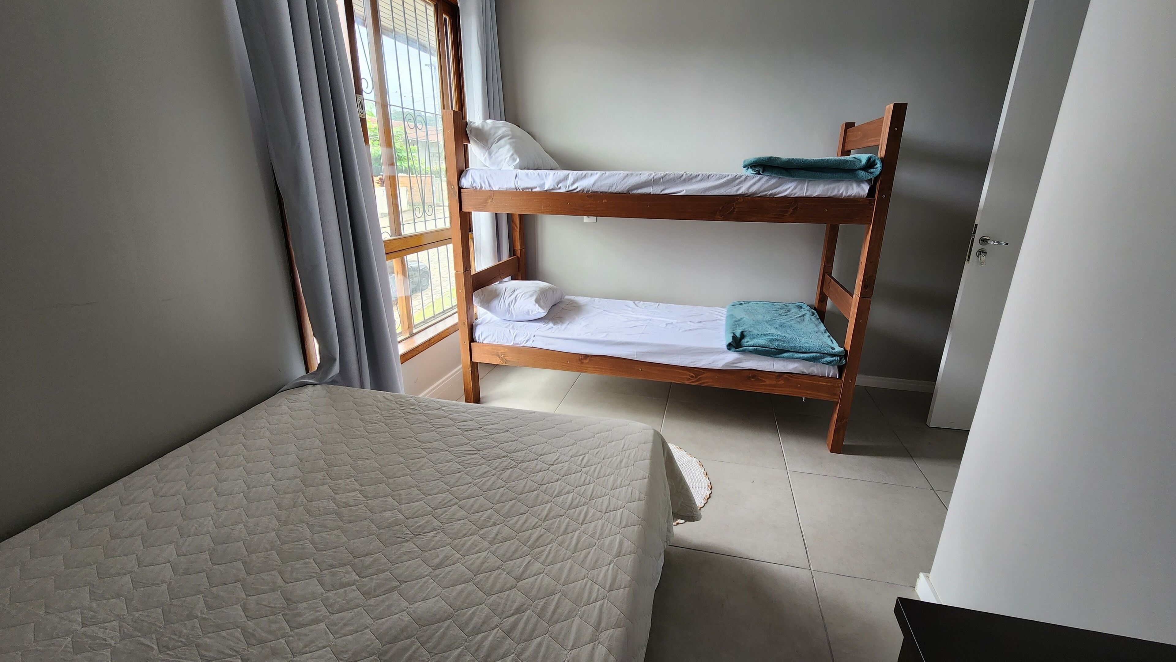 Habitación familiar, baño privado | Tabla de planchar con plancha, wifi gratis, ropa de cama