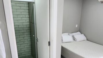 Secador de pelo, toallas