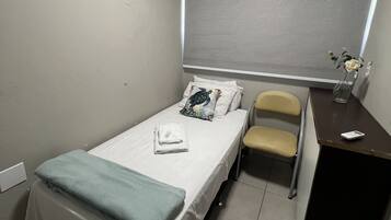 Economy-Einzelzimmer, Gemeinschaftsbad | Bügeleisen/Bügelbrett, kostenloses WLAN, Bettwäsche