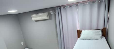 Habitación doble familiar, baño privado | Tabla de planchar con plancha, wifi gratis y ropa de cama