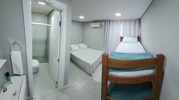 Tabla de planchar con plancha, wifi gratis y ropa de cama