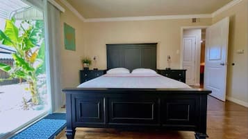 Desk, WiFi, bed sheets