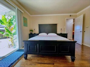 4 bedrooms, desk, WiFi, bed sheets
