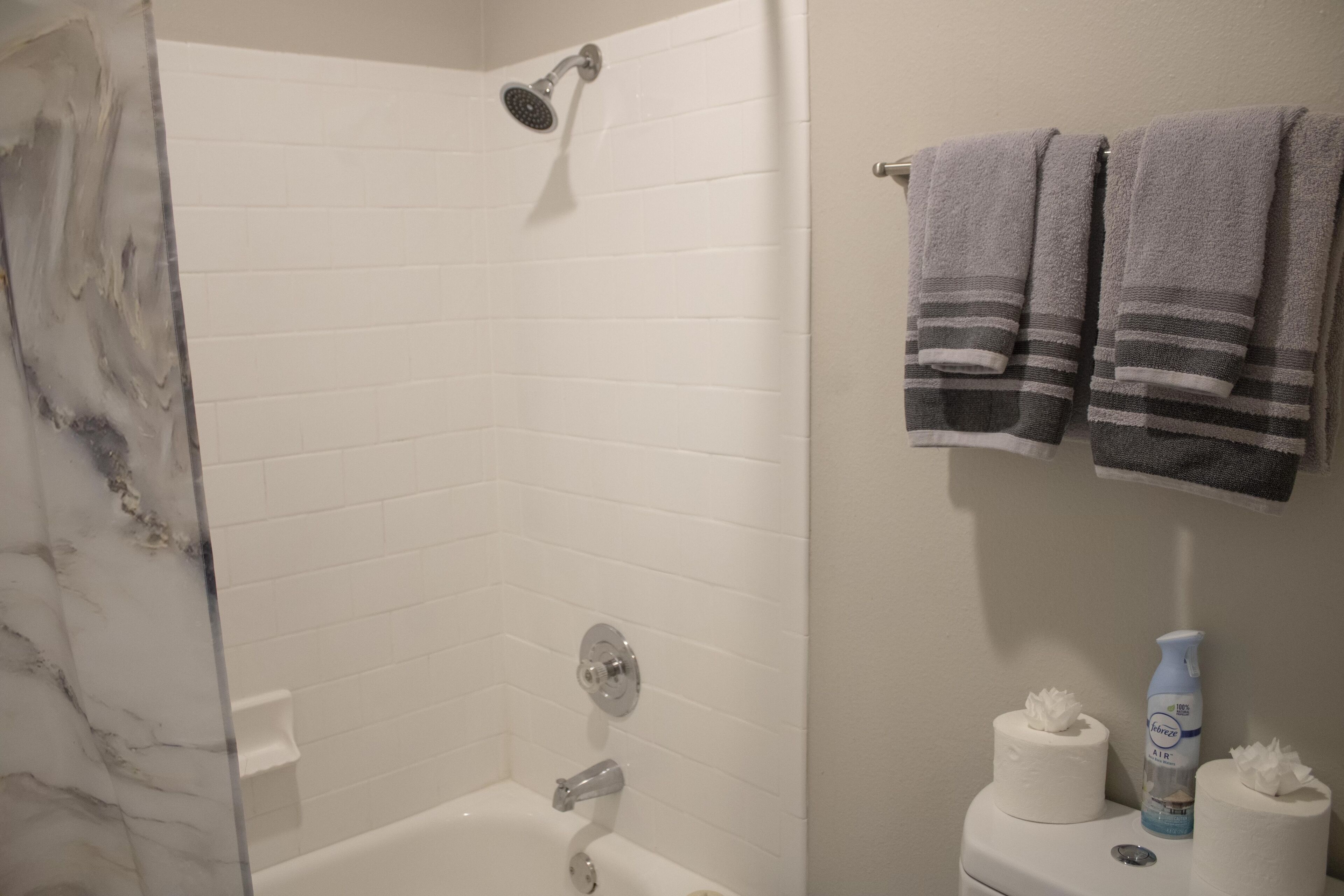 Elite Riverwalk Townhome w/ Sparkling Pool & Gym