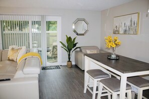 Living area - Elite Riverwalk Townhome w/ Sparkling Pool & Gym (Sacramento)