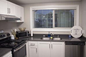 Private kitchen - Elite Riverwalk Townhome w/ Sparkling Pool & Gym (Sacramento)