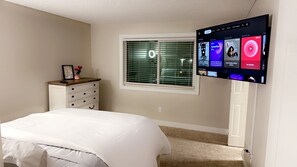 Room - Elite Riverwalk Townhome w/ Sparkling Pool & Gym (Sacramento)