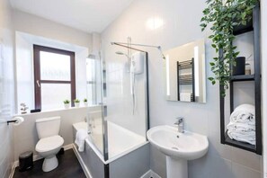 Hair dryer, towels, soap, shampoo - 2 Bedroom in the Centre of Stonehaven with Seaviews, near the Beach & Harbour! (Stonehaven)