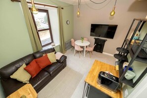 TV connectée, cheminée, livres