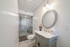 Shower, rainfall showerhead, designer toiletries, hair dryer - THE GRANDEUR ESTATE (Greensburg)