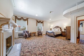 1 bedroom, Egyptian cotton sheets, premium bedding, down duvets