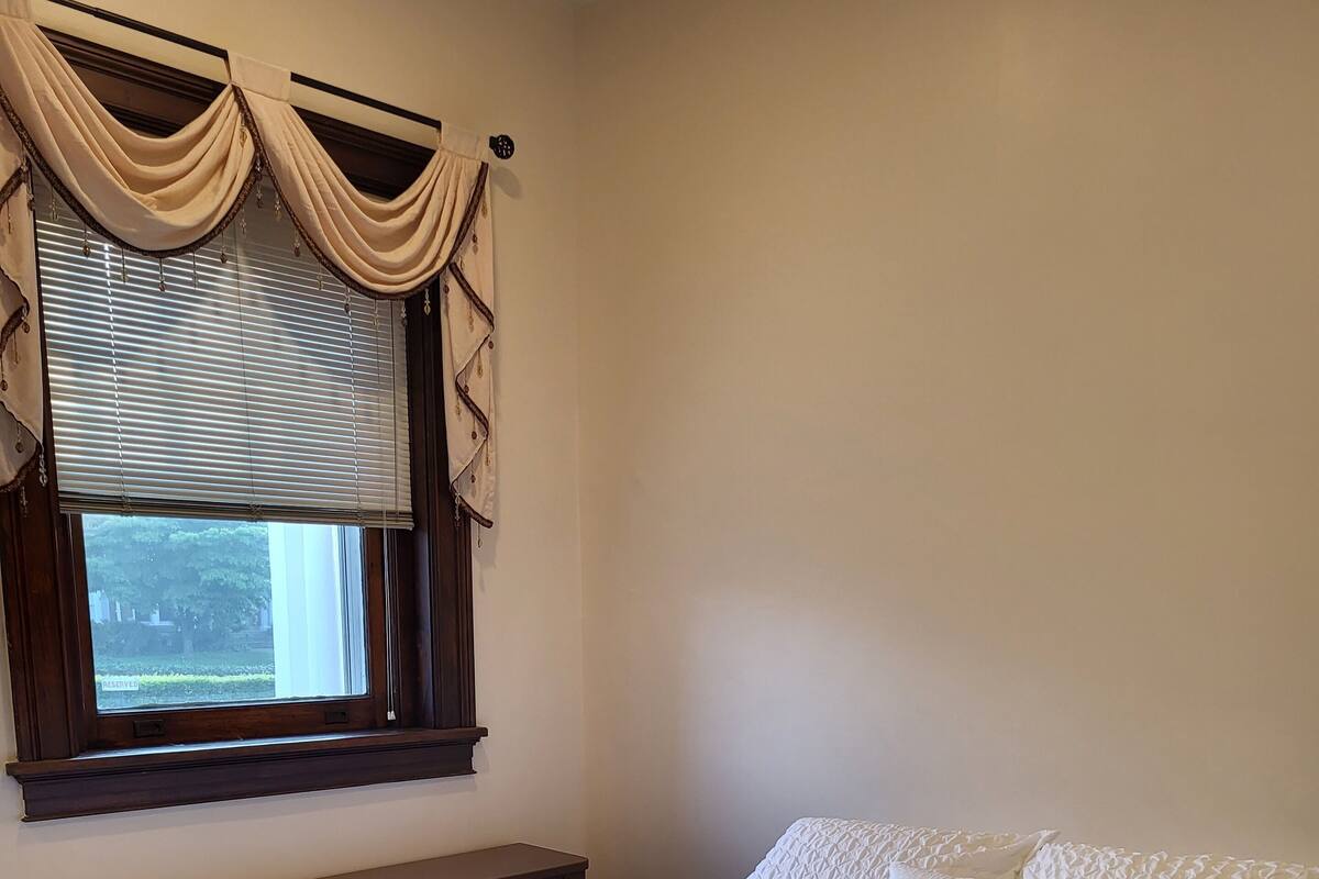 Luxury Suite, 1 Queen Bed, Accessible, Non Smoking (ADA guests only) | 埃及棉床單、高級寢具、羽絨被、特厚豪華床墊