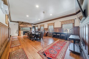 Executive lounge - THE GRANDEUR ESTATE (Greensburg)