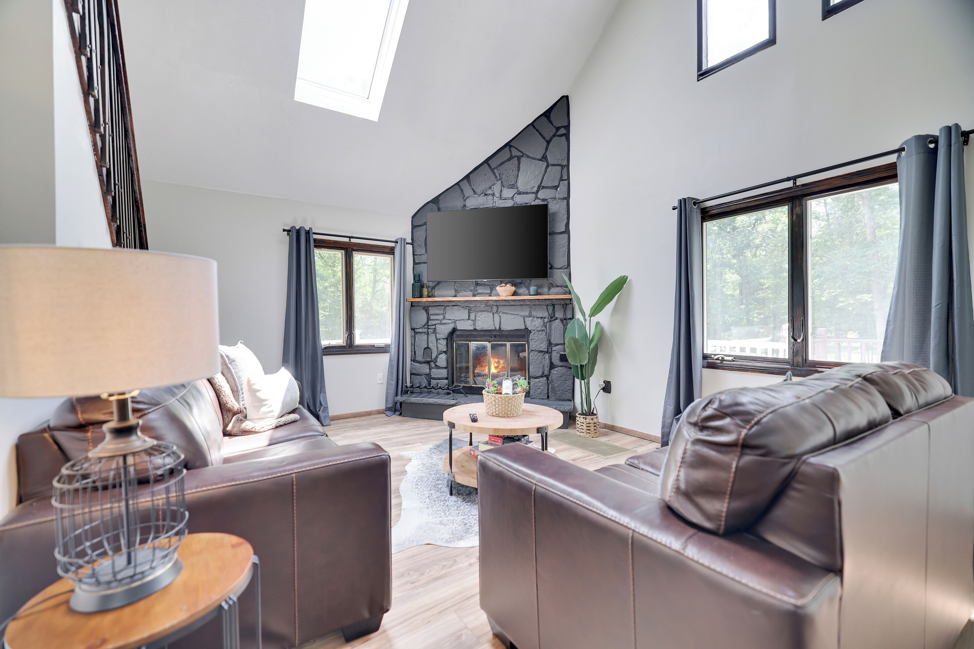 Santa's Retreat by the River: Firepit, Spa, & Volleyball