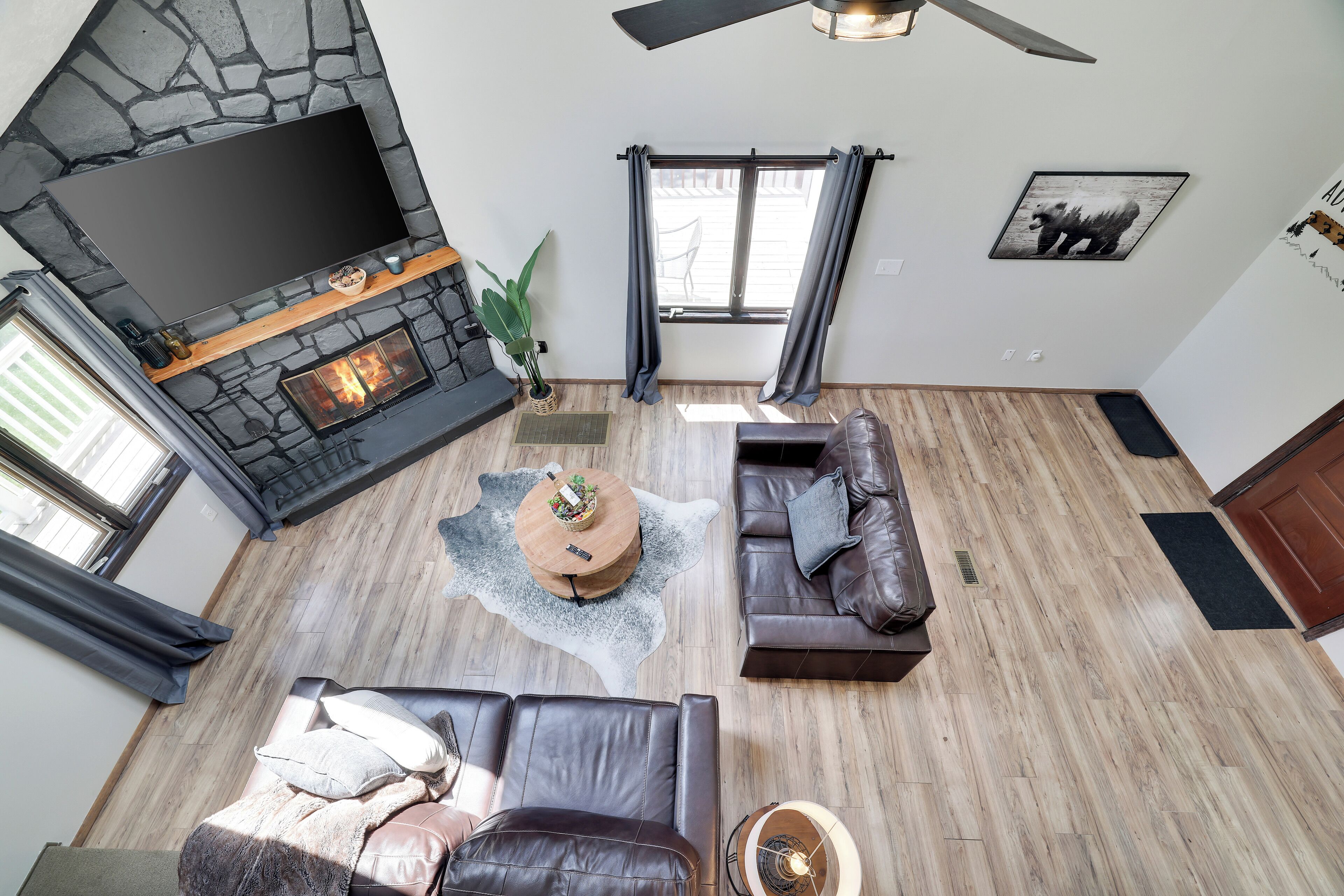 Santa's Retreat by the River: Firepit, Spa, & Volleyball