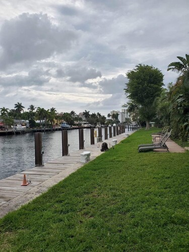 Condo with pool, walking distance to beach, groceries and several restaurants