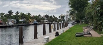 Condo with pool, walking distance to beach, groceries and several restaurants