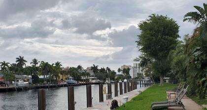 Condo with pool, walking distance to beach, groceries and several restaurants