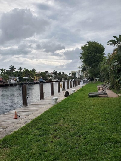 Condo with pool, walking distance to beach, groceries and several restaurants