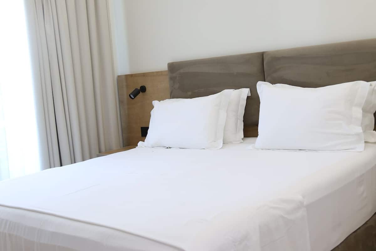 Habitación doble, vistas parciales al mar | 1 dormitorio, ropa de cama hipoalergénica, minibar y escritorio