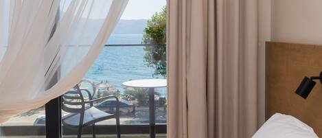 Hypo-allergenic bedding, minibar, desk, soundproofing