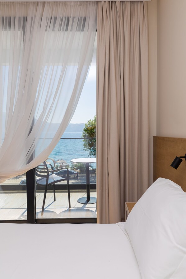 Triple Room, Sea View | Hypo-allergenic bedding, minibar, desk, soundproofing - B&B Champagne Vlore Bay (Orikum)