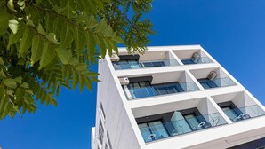 Un bâtiment moderne doté de nombreux balcons et de grandes fenêtres.