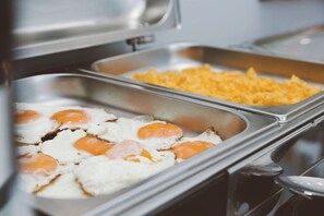A buffet with scrambled eggs and a tray of scrambled eggs. - B&B Champagne Vlore Bay (Orikum)