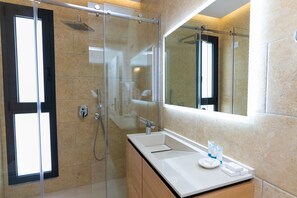 Triple Room | Bathroom | Shower, hair dryer, slippers, bidet - B&B Champagne Vlore Bay (Orikum)