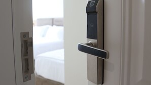 Une porte de chambre d’hôtel dotée d’une serrure moderne et d’un trou de serrure.