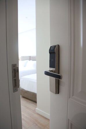 Trippelrum - havsutsikt | Allergitestade sängkläder, minibar, skrivbord och ljudisolering