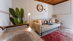 Unclassified image, 2 of 21, button - Casa Amarela in Bidos (Obidos)