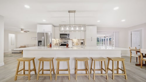 Luxury Retreat: Pool + Near Top Beaches