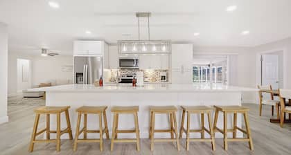 Luxury Retreat: Pool + Near Top Beaches