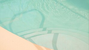 Utomhuspool och uppvärmd pool