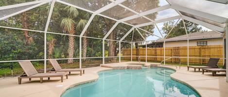 Alberca al aire libre y alberca climatizada